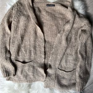 soft brown cardigan w cute pockets & perfect for summer and winter weather! ✨